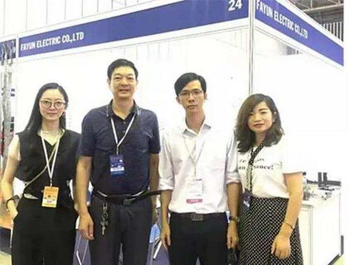 Hotspot Matrix: Biến Phương Oanh diện set đồ 50 thành cơ hội marketing đột phá